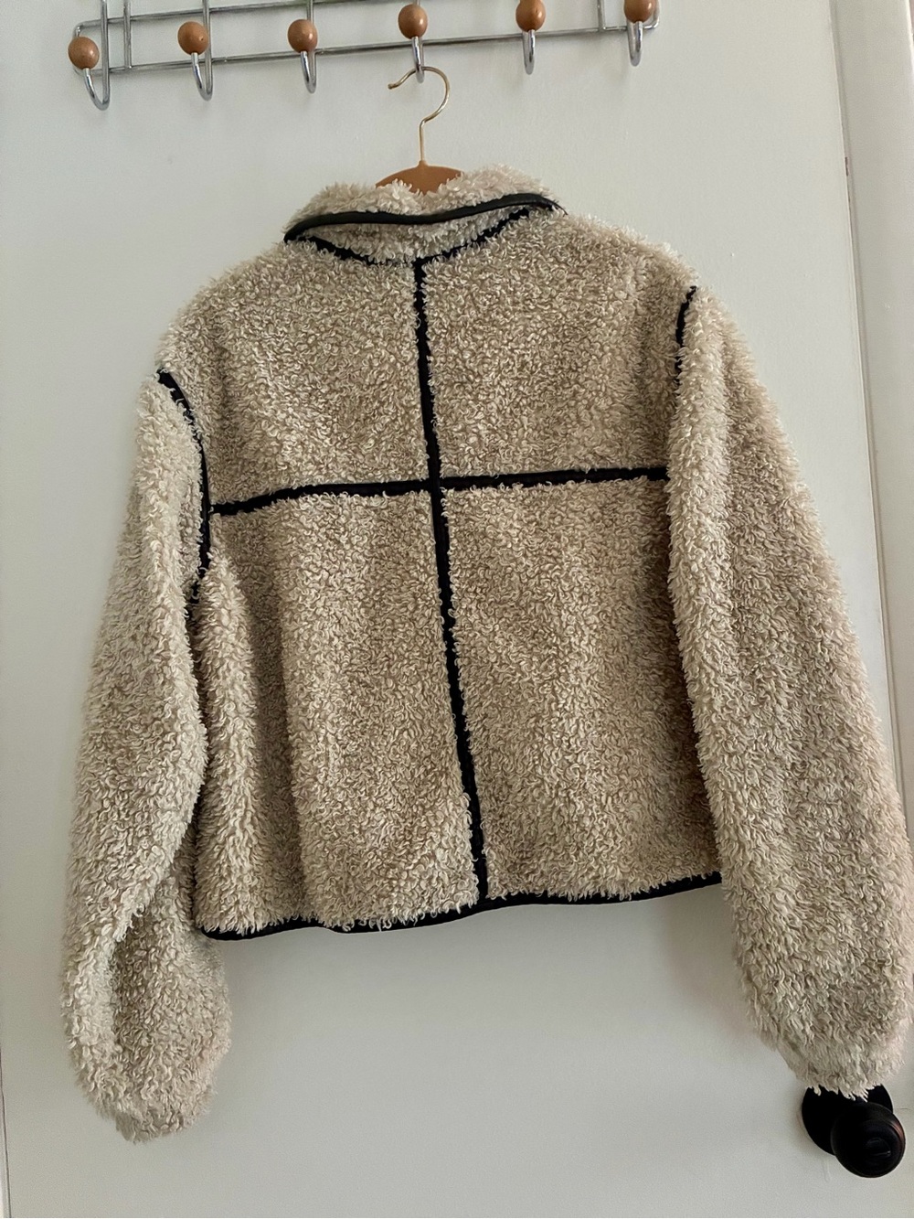 Hollister Cream Sherpa Jacket with Black Trim - Picture 2 of 3